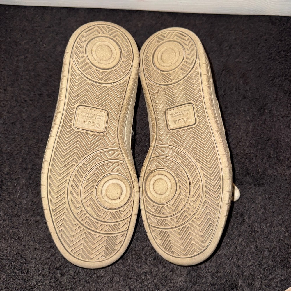Veja Leather Sneakers - Women's size 8 - Picture 2 of 6